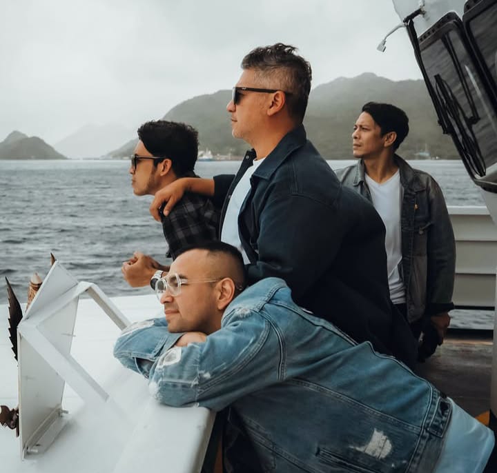 Keseruan Ariel NOAH Bareng The Dudas Minus One Jalan-Jalan ke Natuna, Laut Biru Jadi Saksi