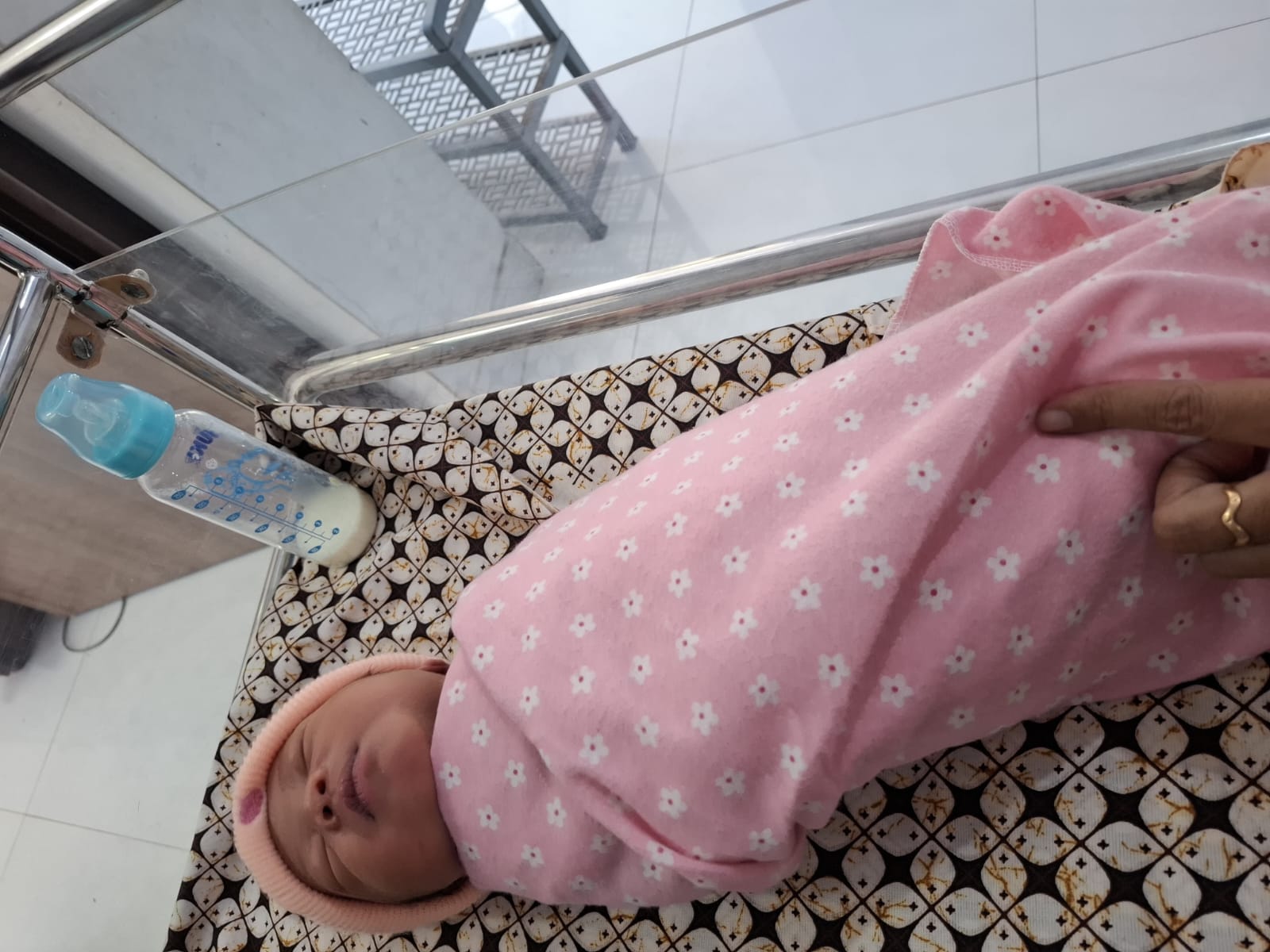 Tangis Bayi Pecah di Tengah Malam, Warga Pringgebaya Temukan Bayi Baru Lahir Terbungkus Kain di Depan Rumah