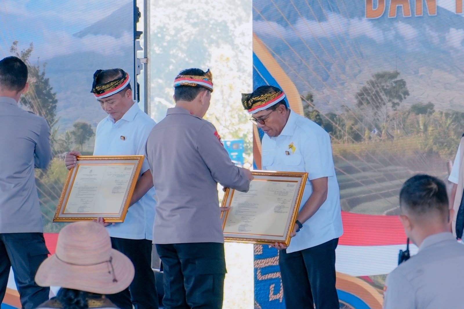 Mulai September, ASN di Lombok Timur Bakal Berkain Adat Sekali Sebulan